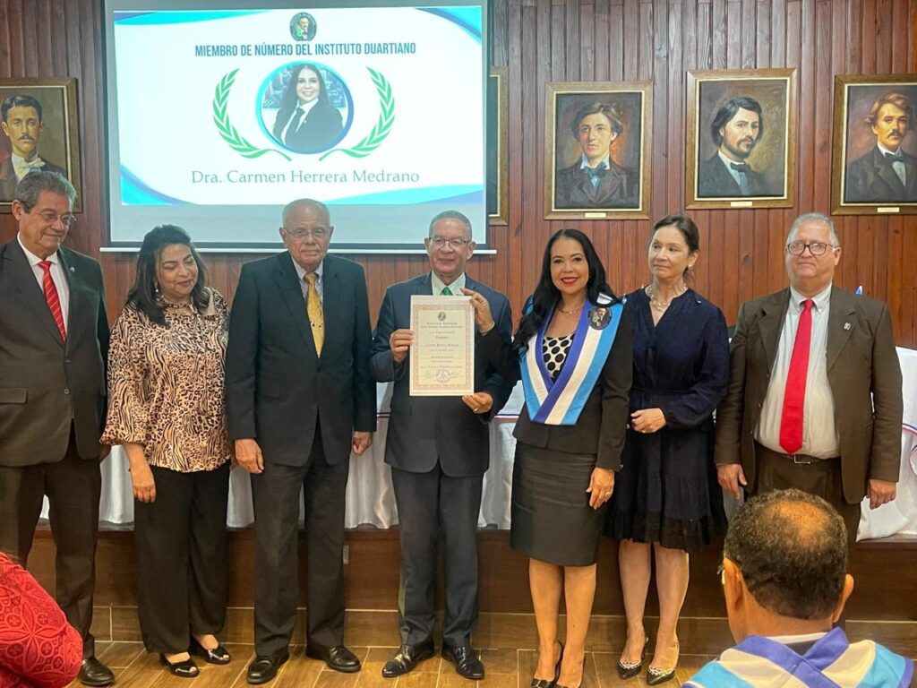 La Dra. Carmen Herrera recibe su certificado de miembro de número del Instituto Duartiano
